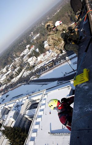 Funkcjonariusze BOA i alpiniści na dachu szpitala.