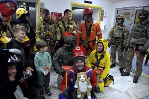 Funkcjonariusze BOA i alpiniści w szpitalu z dziećmi.