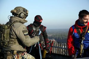 Funkcjonariusze BOA i alpiniści na dachu szpitala.