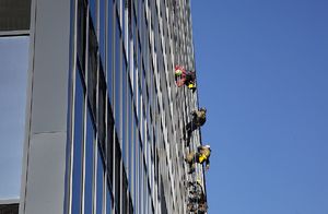 Funkcjonariusze BOA i alpiniści schodzą na linach z dachu szpitala.