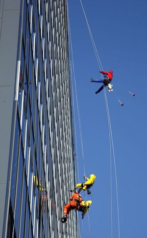 Funkcjonariusze BOA i alpiniści schodzą na linach z dachu szpitala.