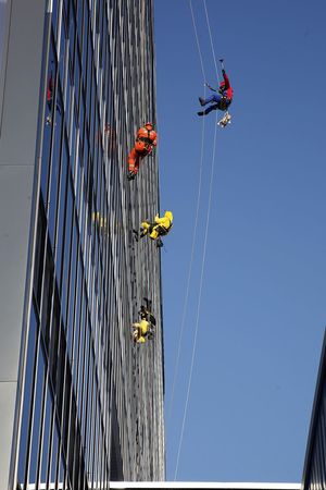 Funkcjonariusze BOA i alpiniści schodzą na linach z dachu szpitala.