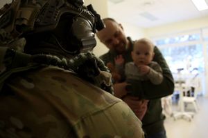 Funkcjonariusze BOA w szpitalu przy mężczyźnie  z dzieckiem na ręku..