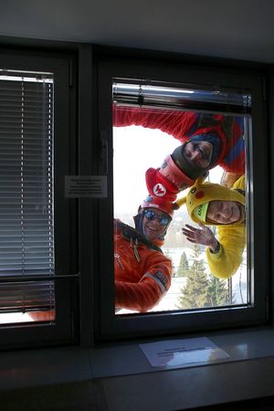 Funkcjonariusze BOA i alpiniści w oknie - widok ze strony pomieszczenia.