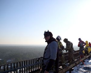 Funkcjonariusze BOA i alpiniści na dachu szpitala.