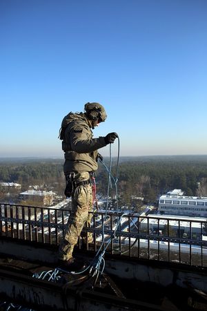 Funkcjonariusz BOA na dachu szpitala.