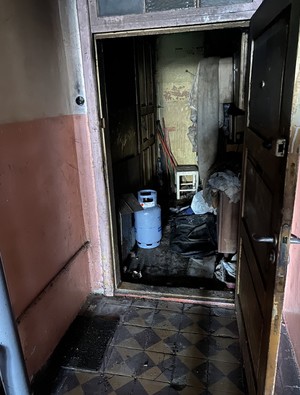 Spalone wnętrze - widok z klatki schodowej.