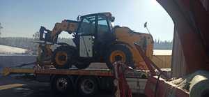 Zabezpieczony sprzęt budowlany na lawecie.