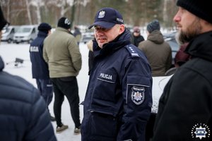 Umundurowani policjanci.