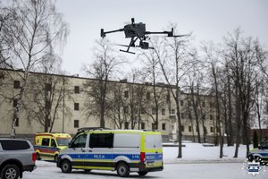 Nowoczesny dron ze skanerem 3D w powietrzu.