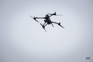 Nowoczesny dron ze skanerem 3D w powietrzu.