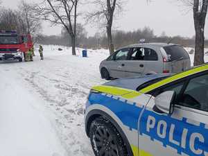 Policyjny radiowóz na drodze, Opel i wóz OSP.