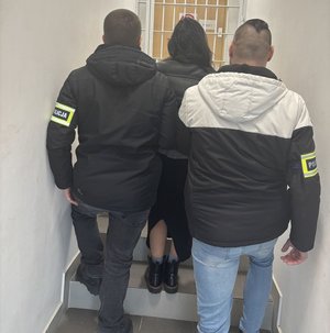 zatrzymany przez policję idzie po schodach.