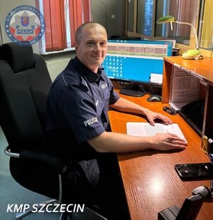 Policjant przy biurku.