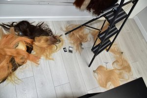 Pęki włosów rozłożone na ziemi.