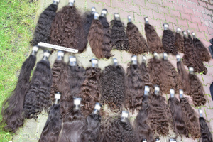 Pęki włosów rozłożone na ziemi.