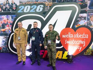 Trzej funkcjonariusze na finale WOŚP: od lewej zastępca komendanta straży pożarnej, zastępca komendanta głównego Policji i zastępca komendanta straży granicznej.