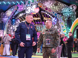 Zastępca komendanta głównego Policji i zastępca komendanta Straży Granicznej w studiu Finału WOŚP.