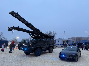 Specjalny pojazd policyjny i nieoznakowany radiowóz na Błoniach Stadionu Narodowego podczas finału WOŚP.