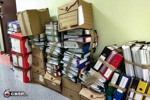 Teczki i segregatory z dokumentami.