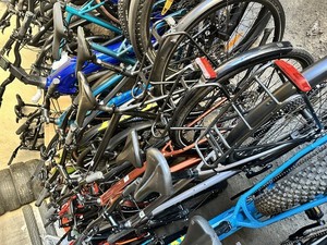 kilka rowerów, jeden obok drugiego.