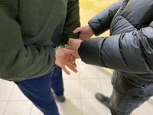 Zatrzymany w kajdankach.