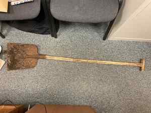 łopata - narzędzie zbrodni.