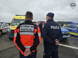 Na zdjęciu policjant i ratownik medyczny.