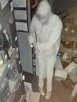 włamywacz na monitoringu.