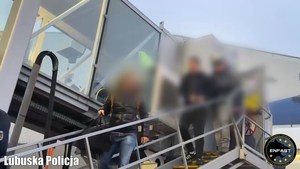 policjanci prowadzą poszukiwanego.