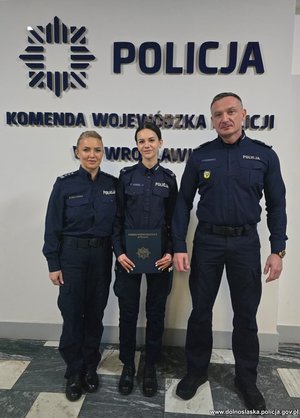 Komendant Wojewódzki Policji we Wrocławiu nadinsp. Paweł Półtorzycki, sierż. Martyna Woroniec, której towarzyszy szefowa legnickich policjantów inspektor Anna Farmas - Czerwińska.