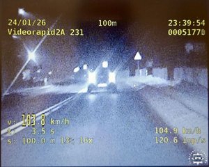 Stop klatka z wideorejestratora, an którym kierowca popełnia wykroczenie drogowe.