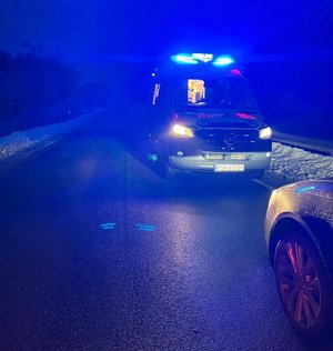 Radiowóz i ambulans na drodze.