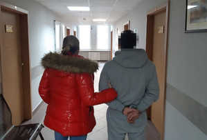 Policjantka z zatrzymanym mężczyzną.