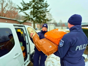 Policjanci w schronisku.