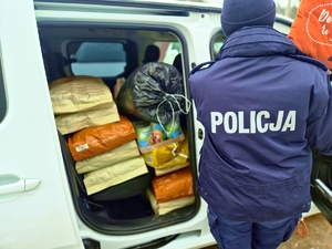 Policjanci w schronisku.