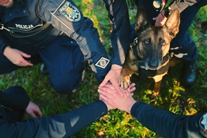 Policjanci w schronisku.