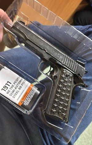 zabezpieczona broń.