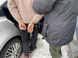 ręce zatrzymanego i policjanta.