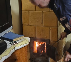 Policjant rozpala w piecu.