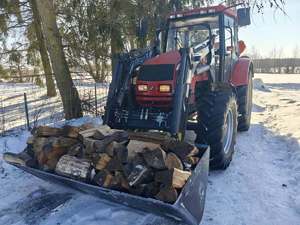 Drewno na ciągniku.