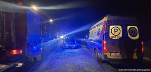 po lewej stronie stoi wóz strażacki, na środku radiowóz, a po prawej stronie stoi karetka pogotowia.