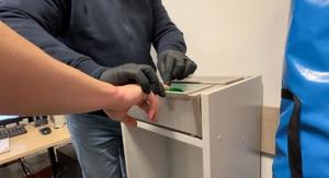 Policja pobiera odciski palców.