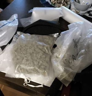 Zabezpieczone narkotyki w woreczkach.