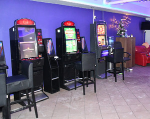 Wnętrze lokalu, w którym doszło do rozboju. Przy ścianie stoją trzy automaty do gier hazardowych.