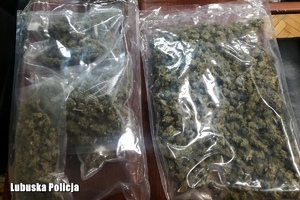 Zabezpieczone narkotyki w woreczkach.