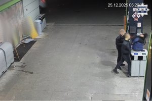 Kilku młodych mężczyzn na stacji benzynowej.