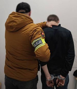 Funkcjonariusz z zatrzymanym.