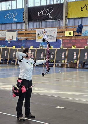 Zawodniczka z łukiem.