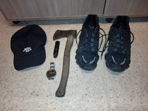 Zabezpieczone m.in. skradzione buty, czapka i siekiera.